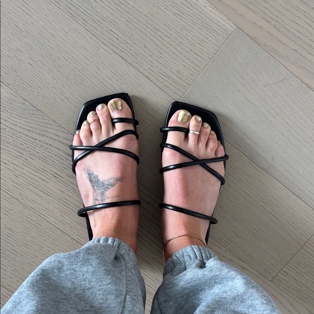 Black strappy square toed toe ring sandals 7